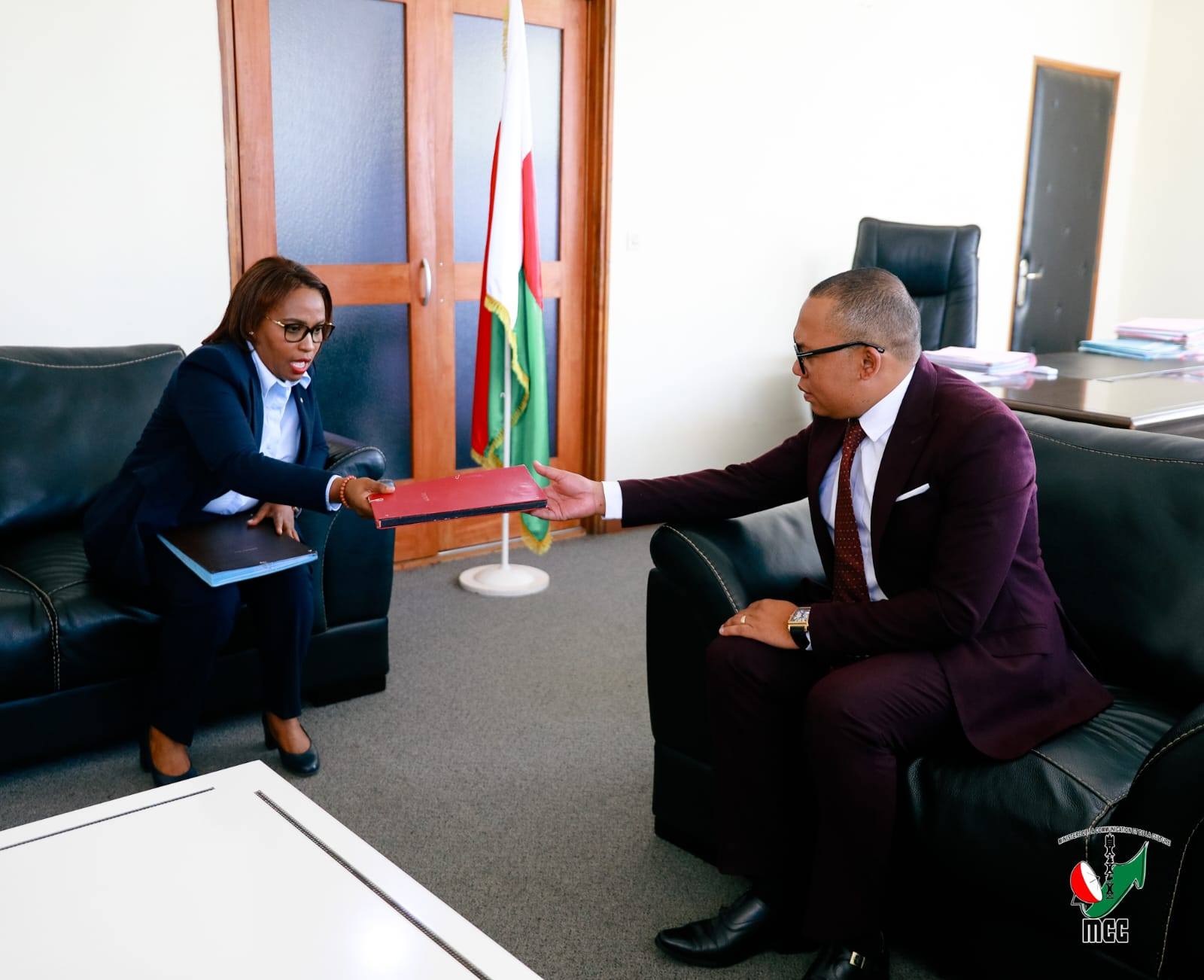 29/10/25 ANDROANY NO NANDRAY NY FITANTANAN-DRAHARAHA OFISIALY NY MINISITRY NY SERASERA SY NY KOLONTSAINA GASCAR FENOSOA