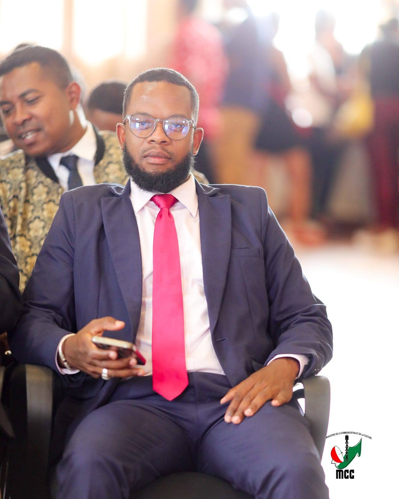 NANDRAY NY ASANY NANOMBOKA ANDROANY NY SEKRETETA JENERALY VAOVAO EO ANOVON' NY MINISTERAN' NY SERASERA SY NY KOLONTSAINA RASOLOFOARIJAONA MIARY