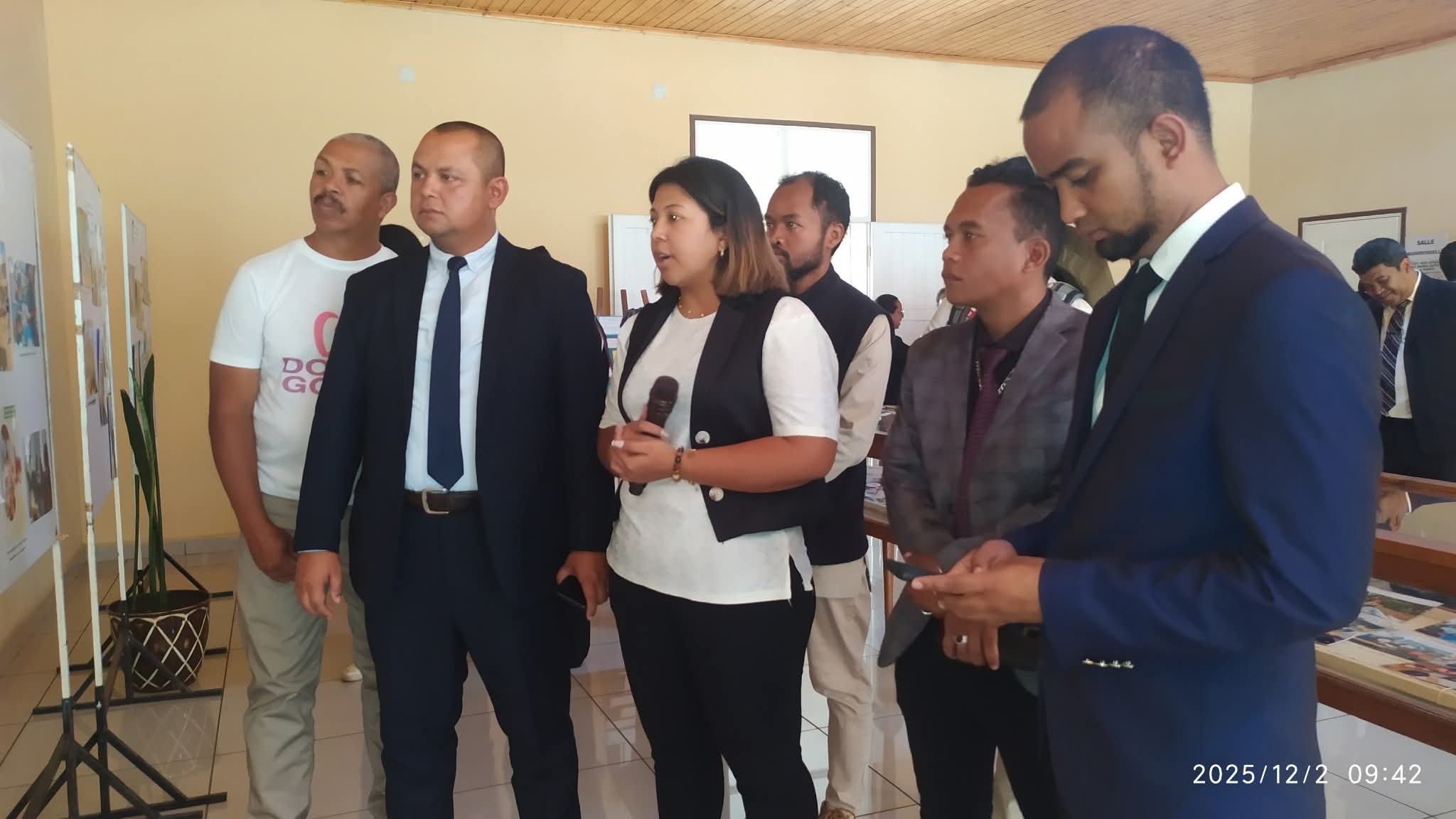 SARY MANODIDINA NY 3000 MIRAKITRA IREO ASAN' NY FIROTSAHANA AN-TSITRAPO ETO ANIVON'NY MINISTERAN' NY SERASERA SY NY KOLONTSAINA