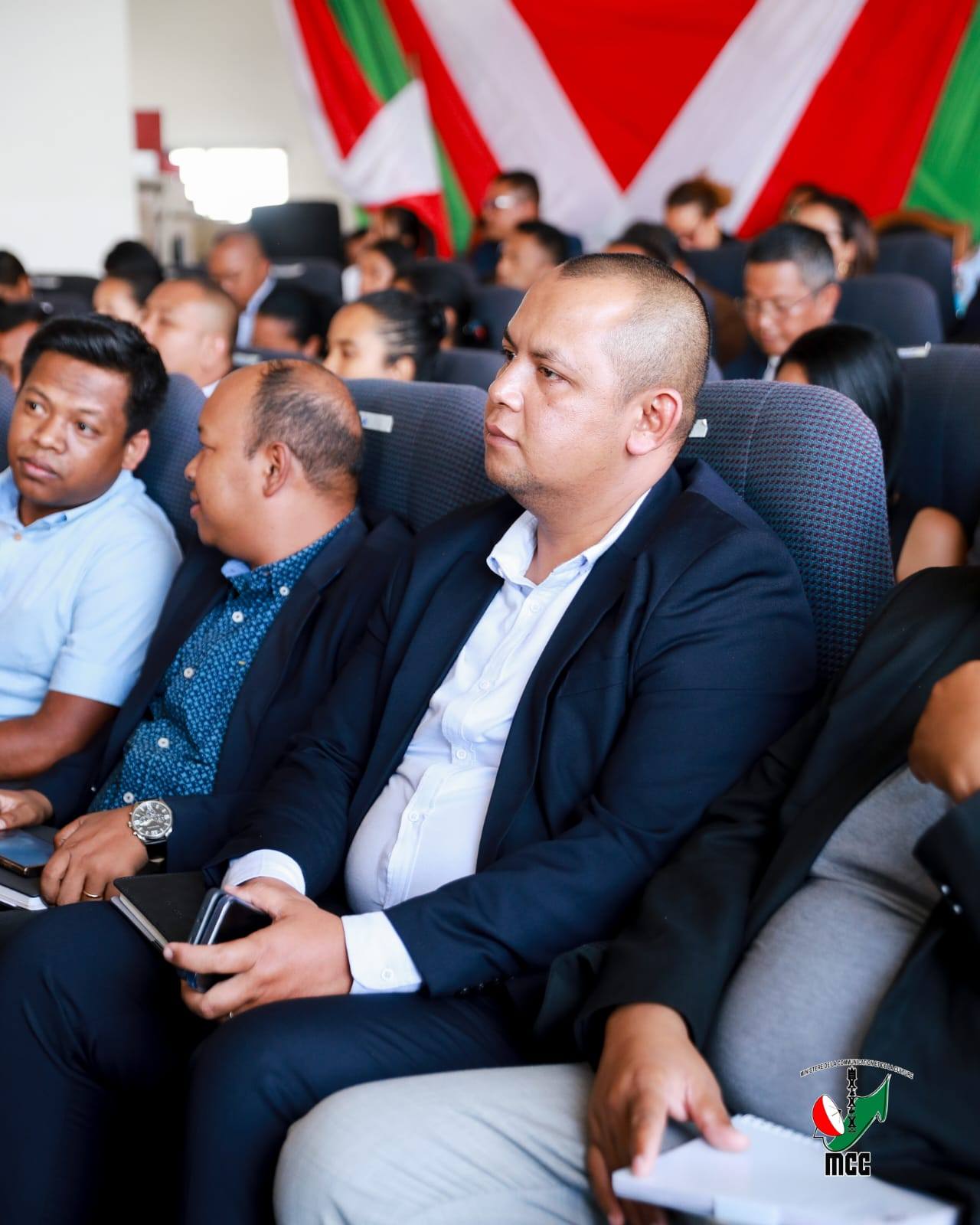 FIVORIANA NIFANATREHANA MIVANTANA TEO AMIN' NY ANTENIMIERANDOHOLONA SY IREO MINISITRA MPIKAMBANA EO ANIVON' NY GOVERNEMANTA