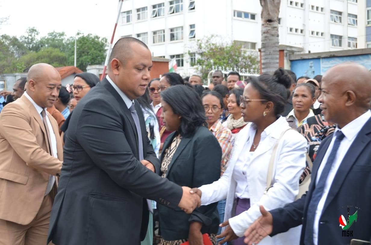 ANDRO VITSIVITSY MIALOHAN' NY ASARAMANITRA DIA NITONDRA NY TENY FISAORANA HOAN' IREO MPIARA-MIASA ETO ANIVON'  NY SERASERA SY NY KOLONTSAINANY MINISITRA GASCAR FENOSOA NANDRITRA NY FOTOANA FANANGANAN-TSAINA