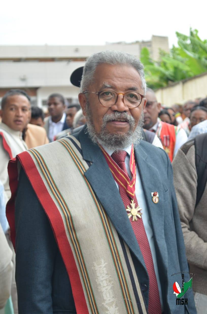 HARAVORAVOANA SY ENDRIKA FENO TSIKY NO NIARAHAN'NY MPIKABARY NISANTATRA NY ANDROM-PIRENENA HO AN' NY KABARY MALAGASY