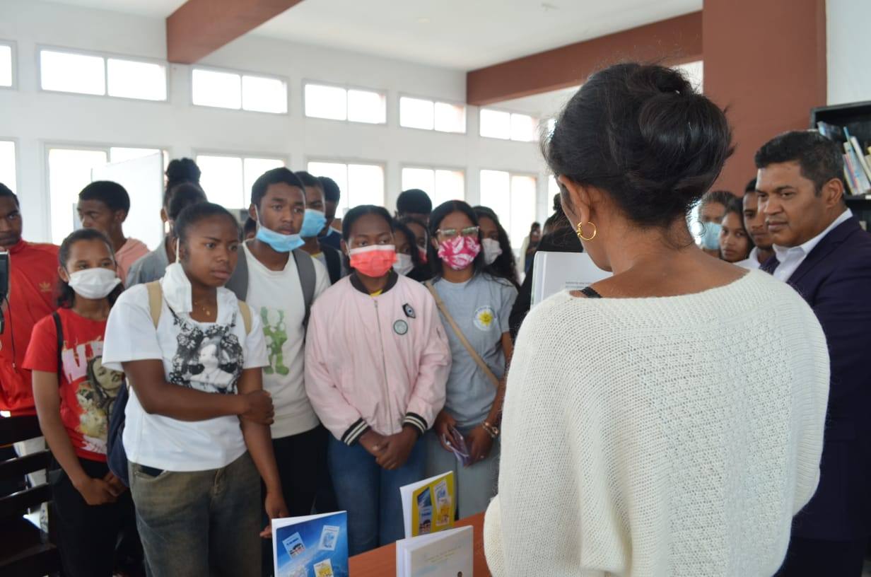 NAMPAHAFANTARIN' NY MINISTERAN' NY SERASERA SY NY KOLONTSAINA AN' IREO MPIANATRA NY ASA SY ANDRAIKITRY NY TRANOMBOKIM-PIRENENA