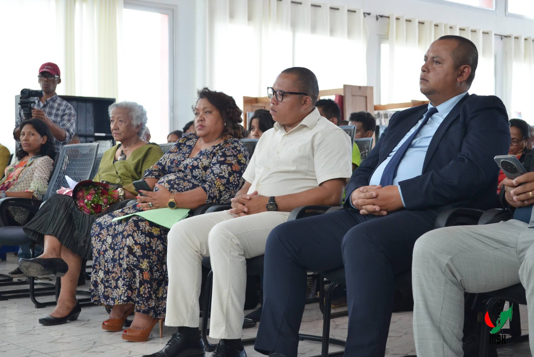 FAMPIROBOROBOANA NY TONTOLON' NY BOKY ATAON' NY MINISTERAN' NY SERASERA SY NY KOLONTSAINA NAMPAHAFANTATRA ANDROANY NY DIARIN' I ANNE FRANK VITA TENY MALAGASY