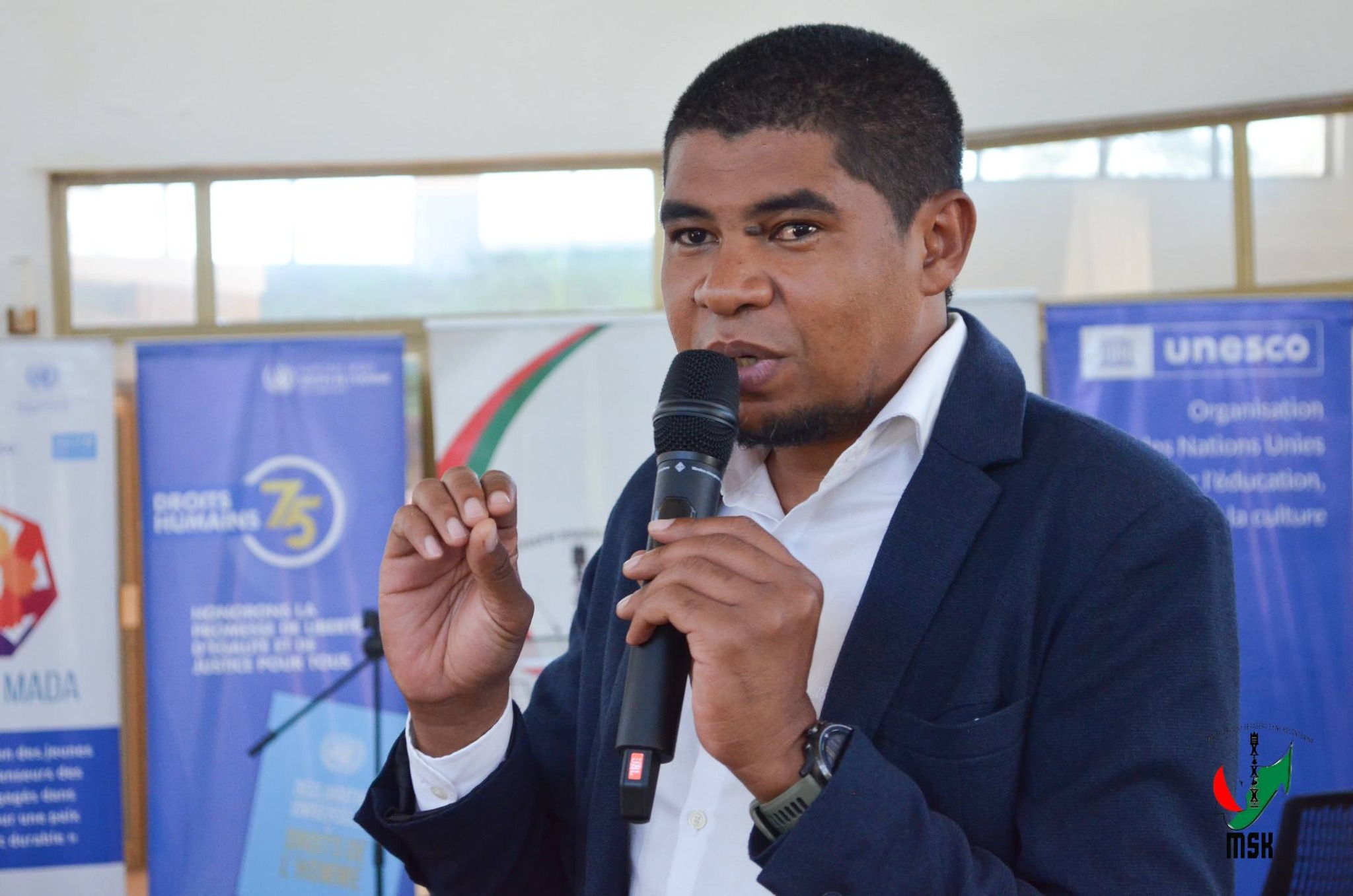 MAMOLAVOLA LALANA MIARO NY MPANAO GAZETY SY NY FAHALALAHANA MANEHO HEVITRA NY MINISTERAN' NY SERASERA SY NY KOLONTSAINA MIARAKA AMIN' NY KOMITY IVONDRONAN' NY MPANAO GAZETY